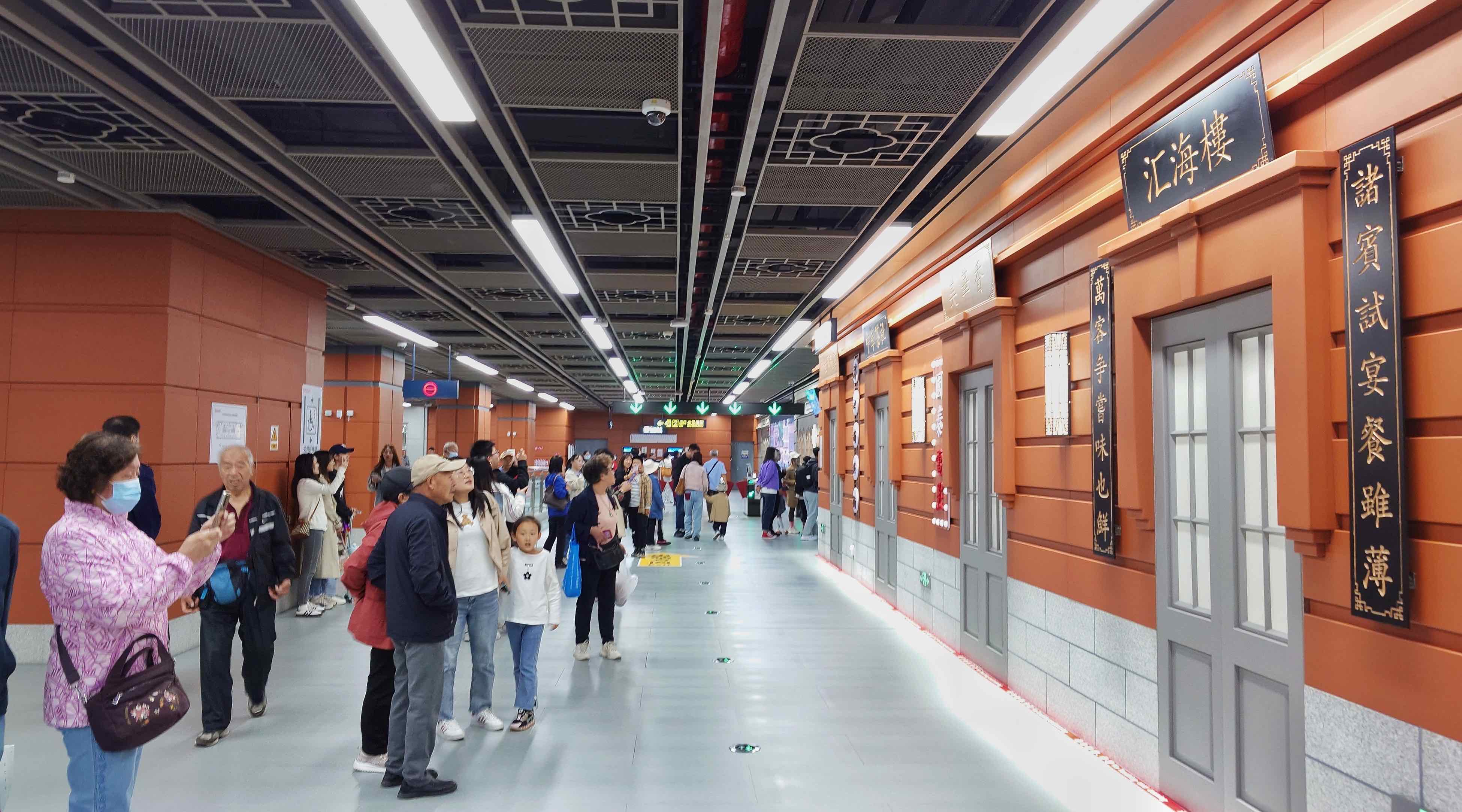 NG体育开通首日｜一列3号线地铁从中华巴洛克街区站驶出(图5)